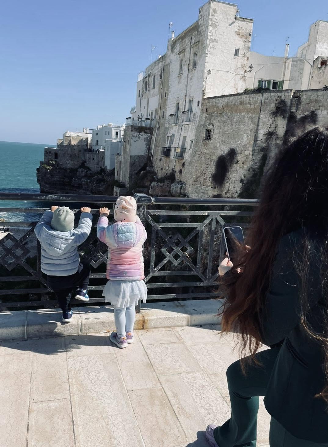 Copii care se uită la mare
